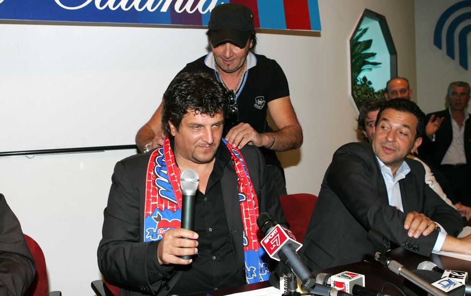 Il mister del Catania Silvio Baldini durante la presentazione accanto al presidente. Un tifoso consegna la sciarpa del Catania (sconosciuta)